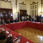 El presidente del Senado, Álvaro Elizalde (c-i), el presidente de la Cámara de Diputados, Vlado Mirosevic (c-d), la vicepresidenta del Senado, Luz Ebensperger (3-i), y la vicepresidenta de la Cámara de Diputados, Catalina Pérez (2-d), se reúnen hoy con los 24 expertos designados para elaborar un borrador de nueva Constitución, en Santiago (Chile).