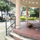 Mendigos pernoctan en un parque de la ciudadela Bellavista.