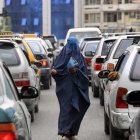 Una mujer afgana pide limosna en una calle de Kabul el 11 de abril de 2022.