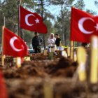 Los familiares de las víctimas del terremoto lloran ante las tumbas de sus deudos que perdieron la vida en los poderosos sismos, en Kahramanmaras