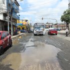 Así permanece la calle 29 y García Goyena, con huecos, lodo y agua empozada.
