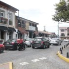 Renovado. Los locales comerciales, alrededor del parque central, fueron renovados y lucen totalmente modernos, conservando un aire campestre. Muchos pertenecen a marcas reconocidas y costosas.