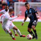 Jonathan Perlaza (d) sigue ganando minutos en el Querétaro.