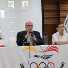 Jorge Delgado, presidente del Comité Olímpico Ecuatoriano (c), encabezó el anuncio del ‘documento reclamo’ en el que 27 federaciones cierran fila ante la medida.