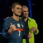 Griezmann con la estatua vistiendo la selección.