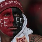 Los aficionados vuelven a sufrir las consecuencias tras batalla campal entre barras.