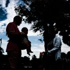 Instancia. Los inmigrantes Georgy Eliseev y Marina Morunova cuidan a sus hijos en un parque de Buenos Aires.