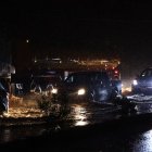 Con las manos en la parte trasera del auto, empieza a empujarlo. No es suficiente. La fuerza del agua no permite hacer mucho. En ese momento, uno de sus compañeros se percata de la situación y va a ayudarle.

Entre los dos lograron sacar la camioneta. El conductor solo hace un ademán y continúa su camino. La escena se repite en bucle cada ciertos minutos, cuando algún conductor no se percata de la inundación y pierde el control de su automotor.

“Hace un rato casi se vuelca un tráiler porque como todo está oscuro, no alcanzó a ver que iba de frente al agua”, comenta Robalino.

Las lluvias en este sector empezaron sobre las 16:00, pero con el paso de las horas fue acrecentando, empeorando la situación.

Todo esto generó que algunos árboles se cayeran y hubiera derrumbes en ciertos sectores de la carretera.

“Tenemos que continuar aquí hasta que la situación sea segura para todos los que transiten en esta zona, sin importar el tiempo que nos quedemos”, concluyó el agente.