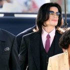 Michael Jackson saliendo del juzgado en California.