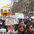 Los manifestantes se manifiestan durante una protesta contra la reforma del sistema de pensiones prevista por el gobierno francés, en París, Francia.