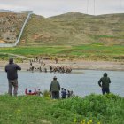 Pobladores rescatan a soldados del rio Llave, hoy en Puno (Perú). Cinco militares peruanos se encuentran desaparecidos tras haber sido arrastrados por un río, cuando huían este domingo de un grupo de manifestantes antigubernamentales en la sureña región de Puno (fronteriza con Bolivia), un incidente en el que también falleció un soldado, informaron fuentes castrenses. EFE/Carlos Apucusi