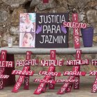 Fotografía de un altar con cruces y veladoras en recuerdo de mujeres asesinadas, el 6 de marzo de 2023 en la ciudad de Oaxaca (México).