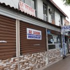 En varios locales de la avenida principal de la ciudadela Miraflores, donde funcionaban cangrejales o cafeterías, se han colocado letreros que anuncian su venta.