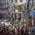 Los bomberos inspeccionan el sitio de una explosión en el área de Siddique Bazar en Dhaka, Bangladesh, el 7 de marzo de 2023.