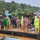 Se muestra a los rescatistas que buscan víctimas luego de un deslizamiento de tierra que golpeó una aldea en la isla de Serasan, regencia de Natuna, Indonesia