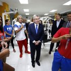 El presidente del COI, Thomas Bach, rodeado de deportistas boricuas.