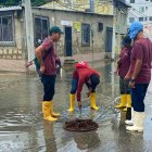 Remedios. Obreros destaparon las alcantarillas en Salinas para que evacue el agua.