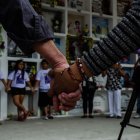 Viudas y huérfanos de la masacre se reúnen cada cierto tiempo para visitar las tumbas de los asesinados.