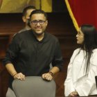 Actitud. Pese a las diferencias, el oficialista Juan Flores y  Viviana Veloz dialogaron amenamente previo a la votación.
