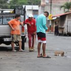 En las calles Camilo Destruge entre Nicolás Segovia y Alfredo Valenzuela fue asesinado Douglas Leal. Vecinos colocaron velas donde cayó su cuerpo.