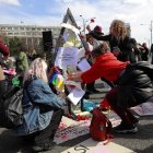 Activistas rumanos colocan letras y perchas en una estatua improvisada construida en memoria de las mujeres que murieron debido a abortos ilegales durante el pasado régimen comunista.