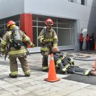 Equipo. Desplazar a un muñeco de 85 kilogramos como simulacro del rescate de un compañero lo hace una sola persona, dentro del circuito