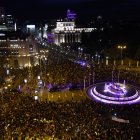 Cientos de personas asisten a la manifestación organizada por la Comisión 8M con motivo del Día de la Mujer, este miércoles a su paso por Cibeles en Madrid.