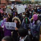 Las asistentes llevan carteles con los que alzan su voz de protesta.