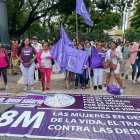 Feministas se concentran en el Parque Centenario.