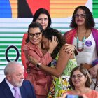 La primera dama Janja da Silva (c-i), abraza a la Ministra de Igualdad Racial, Anielle Franco (c-d), durante la ceremonia de celebración del Día Internacional de las Mujeres, hoy en el Palacio del Planalto en Brasília (Brasil). El presidente de Brasil, Luiz Inácio Lula da Silva, pidió este miércoles conmemorar el Día Internacional de la Mujer "con respeto" para acabar con la "intolerable" violencia machista y cambiar el actual sistema de "privilegios de los hombres", en vez de regalar flores. EFE/André Borges