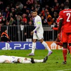 La frustración de Sergio Ramos (i) y Kilyan Mbappé (c) tras quedar eliminados de la Champions League.