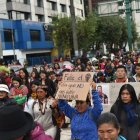 Colectivos de mujeres universitarias, trabajadores, educadores y de otras vertientes se expresan con carteles.