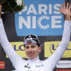 Tadej Pogacar del UAE celebra tras conseguir el liderato general de la carrera.