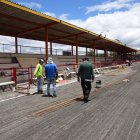 Los pocos trabajadores que laboran en la obra se dedican a la pista.
