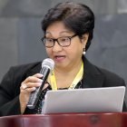 Migdonia Ayestas, coordinadora del Observatorio Nacional de la Violencia (ONV-UNAH) habla hoy, durante una conferencia de prensa, en Tegucigalpa (Honduras). El Observatorio de la Violencia de la Universidad Nacional Autónoma de Honduras (UNAH) presenta un informe sobre violencia y feminicidios en el país, con motivo del Día Internacional de la Mujer que se conmemora el 8 de marzo.