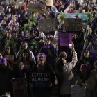 La marcha en Quito fue bajo lluvia.