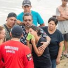 Familias lamentan el fallecimiento de un ciudadano mientras se hace el levantamiento del cuerpo.