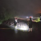 Las afectaciones por la estación lluviosa en la provincia de Chimborazo comienzan a sentirse. En esta semana se reportaron cierres de carreteras en varios cantones por los deslaves provocados por las precipitaciones.
 En Alausí, además de las grietas que amenazan la carretera, también han ocurrido deslaves. “Tenemos miedo de que si las lluvias continúan afecten más. Aunque las mesas técnicas están trabajando, con la naturaleza no se sabe”, afirmó la moradora Esther Choto.
En el mismo cantón, en la parroquia Huigra, la carretera que va hacia El Triunfo quedó cerrada por un deslave en el sector Lugmas, la noche del lunes pasado. El incremento del caudal del río Chanchán, que atraviesa la población, también causa estragos. 
De la misma forma, moradores reportaron afectaciones a las bases del puente de Pepinales. El Gobierno Parroquial Rural de Huigra y el Ministerio de Obras Públicas han movilizado maquinaria al lugar. 
De igual modo, la vía entre Riobamba y Cumandá, en la provincia de Chimborazo,    presenta deslaves.