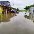 Inundación. El río llegó hasta las calles de la parroquia Febres Cordero.