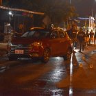 En la carrocería quedaron los orificios de los impactos de bala y en el interior del carro las tres personas afectadas