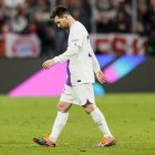 Lionel Messi abandona el campo de juego en Alemania tras caer eliminado otra vez en Champions.