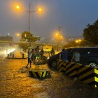Los vehículos trataban de evadir el tráfico y las inundaciones provocadas por la lluvia