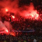 NO ES UN INCENDIO FORESTAL SINO EL ENCENDIDO DE BENGALAS POR PARTE DE LA HINCHADA AZUL EN EL "CHUCHO" BENITEZ Emelec presenta a su plantilla en la nominada noche azul y disputa un partido amistoso con el equipo Alianza Lima de Peru Agencia (ag-extra)