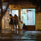 Estragos del aguacero: Árbol cayó encima de dos carros y una casa.