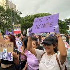 Mujeres exigen sus derechos en la ciudad de Guayaquil.