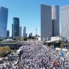 Una imagen tomada con un dron muestra a los manifestantes durante una manifestación contra el plan de reforma del sistema de justicia del gobierno en Tel Aviv, Israel.