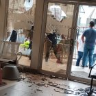 Puertas y mobiliario de la zona de ingreso a consulta externa evidencian los daños ocasionados por manifestantes