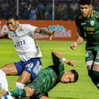 Jackson Rodríguez (i) sufrió una fractura en su tobillo y peroné de la pierna izquierda, tras la falta que el cometió Richard Calderón (c), de Orense.