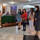 Rosalía Arteaga, presidenta de Fidal, junto a los becarios de la Escuela de Liderazgo.