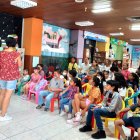 Un grupo de niños aparece en una de las jornadas recientes del programa La Hora del Cuento.